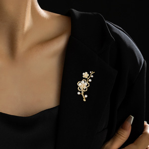 Muyu Plum Blossom Brooch Zinc Alloy Women's Party Flower Pin Accessory - Product Image 4