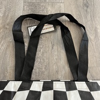 حقيبة منسوجة بمقابض قابلة للتخصيص في الحجم والنمط واللون.