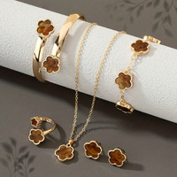 Parure de bijoux en alliage de zinc or et argent quatre pièces avec collier, boucles d'oreilles et bracelet pour femme