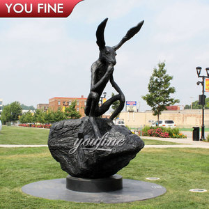 สวนกลางแจ้งแบบแอบสแตรกต์รูปกระต่ายสำริดบนรูปปั้นหินโดย <span class=keywords><strong>Barry</strong></span> flanagan - Product Image 1