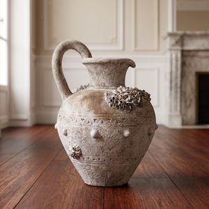 Jarrón de cerámica para suelo con una textura de arcilla intrincada similar a la de un bárcano, que aporta un encanto atemporal y una elegancia natural a cualquier habitación. - Product Image 1
