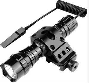 Lampe torche tactique 1200 lumens 2700K lumière LED blanc chaud, montage Picatinny, interrupteur à pression inclus, intensité réglable, indice de protection IP33, garantie 10 ans - Product Image 1