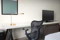 Lampe de bureau de luxe décorative en laiton pour hôtel Hilton Garden Inn, fournisseur d'usine en gros pour programmes hôteliers