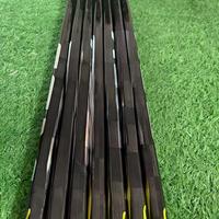 Bâtons de hockey sur glace en fibre de carbone 2026, personnalisables dans divers modèles et tailles CEO