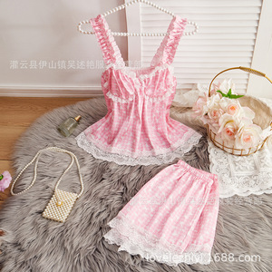 Comercio exterior europeo y americano, ventas transfronterizas: Pijama con diseño de tirantes con volantes y ribetes de encaje, estampado en seda sintética - Product Image 1