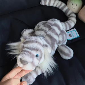 Peluche Sacha Snow Tiger Jellycat, Morbido Cuscino a Forma di Tigre Bianca, Regalo per Bambini, Vendita all'Ingrosso - Product Image 5