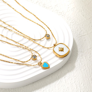 Collier superposé avec pendentif cœur et carré, ton or, serti de pierres, chaîne claviculaire multi-brins pour femme, bijou cadeau - Product Image 1