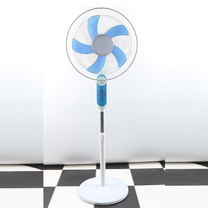 Ventilateur sur pied rechargeable de 18 pouces à oscillation 4 vitesses, fonctionnant sur courant alternatif/continu - Product Image 1
