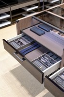 Dressing moderne avec îlot central, étagères en verre, rangement central, construction en mélamine et bois massif, gain de place, pour la maison
