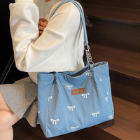 Sac fourre-tout en jean pour femme avec broderie nœud, grande capacité, sac à main décontracté avec bandoulière chaîne pour l'école, le travail et l'usage quotidien