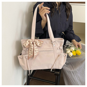 Sac à bandoulière chic avec accent en soie, grande capacité, minimaliste, décontracté, élégant, polyvalent et parfait pour les sorties - Product Image 4