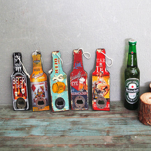 Décapsuleur mural en bois vintage YD377 en forme de bouteille de bière, coloré, pour bar, vente en gros - Product Image 4