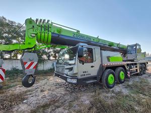 Grúa hidráulica sobre camión Zoomlion ZTC700H 70T usada de 2021 en venta: elevación fiable y piezas duraderas para construcción in situ - Product Image 5