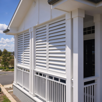 Stores vénitiens modernes en aluminium sur mesure, à lamelles réglables, système d'ombrage intérieur pour les développements immobiliers