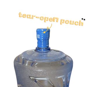 ฟิล์มซีลหดแบบกำหนดเองจากผู้ผลิต เป็นมิตรกับสิ่งแวดล้อม ป้องกันการซีดจาง ฟิล์มหดแบบใช้ความร้อน กันน้ำ ผลิตจาก PVC สำหรับขวดน้ำ 5 แกลลอน ฉีกเปิดง่าย - Product Image 2