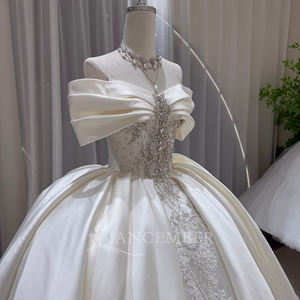 Robe de mariée moderne OY037 en satin à épaules dénudées avec appliques florales en dentelle, traîne chapelle longue pour femme - Product Image 4