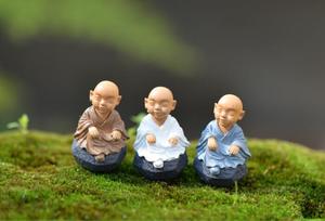 Decoración de mesa fengshui para el hogar, 4 diseños, 3 colores, figuras de pequeños bebés y monks, figuritas religiosos de resina marfil - Product Image 3