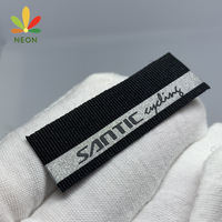 Étiquettes de soin lavables en satin imprimé réfléchissant 100 % polyester avec logo personnalisé pour vêtements de bébé