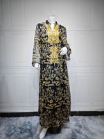 Robe longue musulmane de luxe vert noir or à broderies en spirale en mousseline de soie, col en V, manches évasées, ceinture, tenue modeste, Dubaï 2026