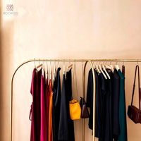 Porte-vêtements en métal doré incurvé avec base en bois clair, support de présentation pour vêtements, présentoir pour boutique de vêtements, pour magasin de vente au détail