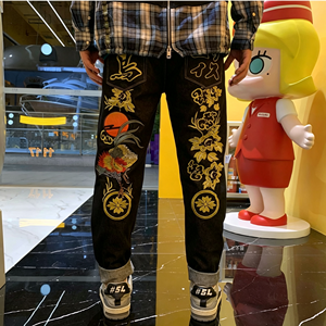 Jeans de Mezclilla Cruda de Corte Regular para Hombre, con Bordado Decorativo en la Parte Trasera y Diseño Clásico con Motivos Japoneses - Product Image 1