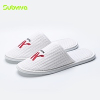 Chaussons d'hôtel jetables de luxe en tissu gaufré doux avec semelle EVA, à bout fermé, pour SPA et chambre d'hôtes