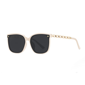 Gafas de Sol para Mujer, Montura Cuadrada Negra, Protección UV400, Plástico, Patillas con Cadena Metálica, Tipo 3, Embalaje en Caja - Product Image 4