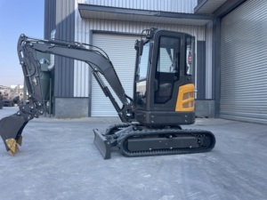 Een Compacte Graafmachine Van 2.7 Ton, Uitgerust Met Een Bulldozerblad, Kan Snel Wegobstakels Vrijmaken. - Product Image 4
