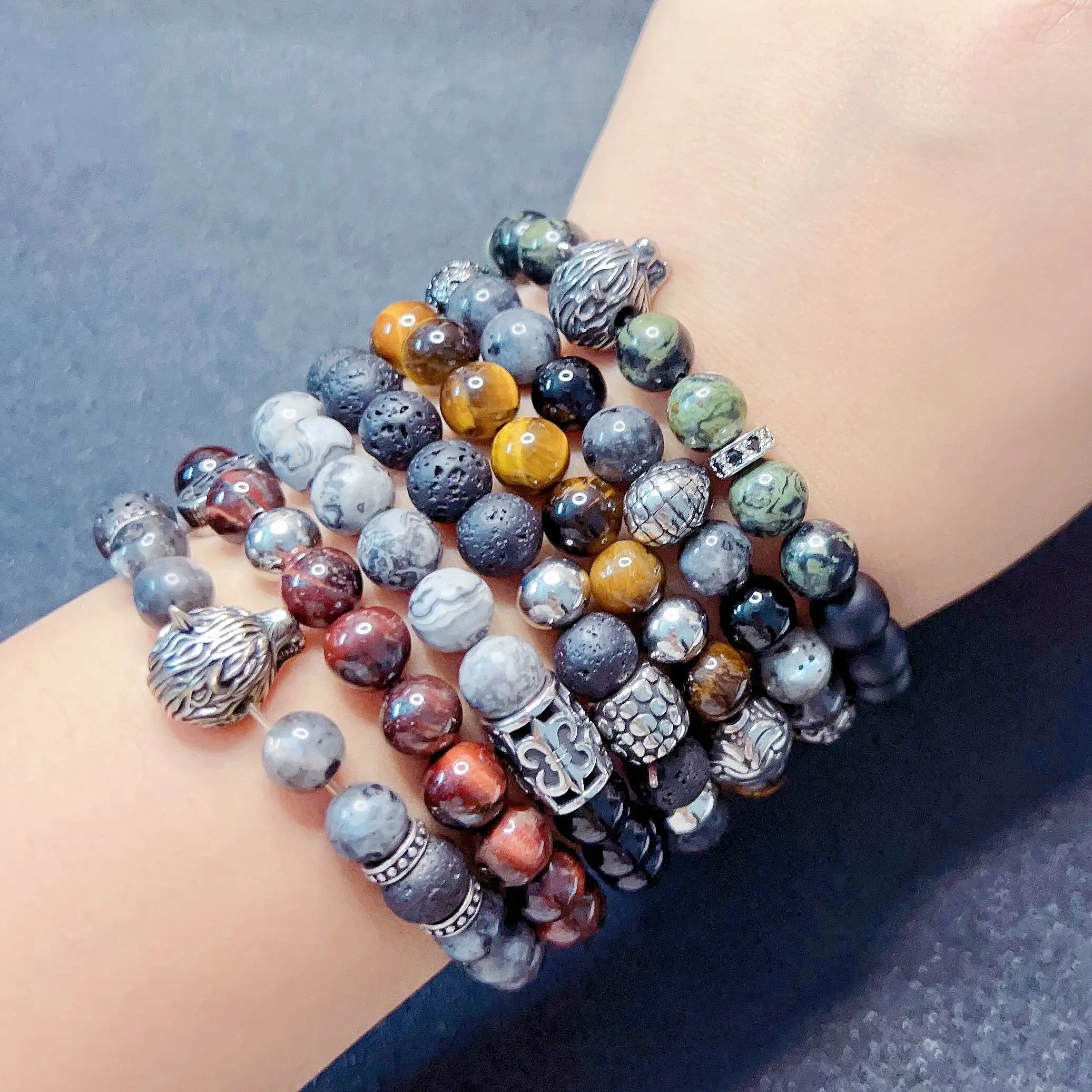 Penjualan Terbaik Buatan Tangan Batu Alam Agate Tiger Eye Bead Gelang Hewan Serigala Kepala Peregangan Gelang Retro Pria