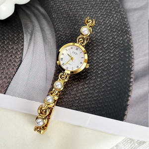 Montre élégante pour femme avec bracelet en perles haut de gamme, chiffres romains et mouvement à quartz - Product Image 5