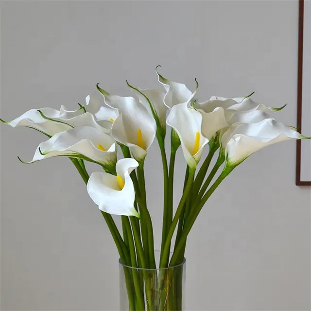 คุณภาพสูงสัมผัสจริง EVA ดอกไม้ประดิษฐ์สีขาว Calla Lily สําหรับตารางชิ้นกลางงานแต่งงานตกแต่งบ้าน