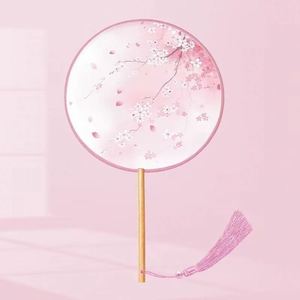 Abanico de Mano Portátil de Bambú con Diseño de Ángel Pintado, 21 cm de Diámetro, Personalizable para Regalos Empresariales, Brinda Comodidad y Estilo - Product Image 1