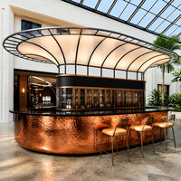 Comptoir de bar en cuivre martelé sur mesure, fabriqué directement en usine, bar en forme d'arc sur mesure pour projets d'hôtels et de complexes hôteliers, support OEM ODM