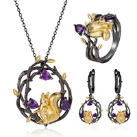 C7874 Abiding Forest Spirit, Conjunto de Joyas de Plata 925 Bañada en Oro con Amatista y Diseño de Ardilla, con Motivo de Núcleo Forestal Natural