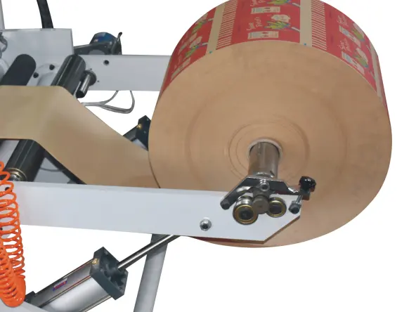 ماكينة صناعة حقائب ورقية مسطحة بيضاء مصنوعة من الورق المقوى بأغراض صناعية وتستخدم في الغذاء وبرهانات