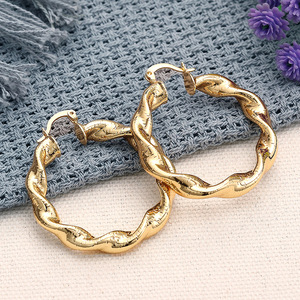 Orecchini a Spirale per Donna, Gioielli Minimalisti in Metallo Texturizzato, Accessorio di Moda per Uso Quotidiano - Product Image 4