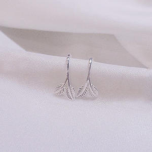Eleganti orecchini a forma di foglia in argento 925 e oro bianco, design minimalista per l'uso quotidiano, gioielli unisex. - Product Image 4