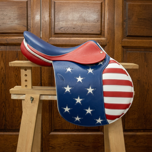 Silla de Montar Inglesa Ligera de Cuero PU Azul Vibrante con Árbol de Plástico, Almohadilla de Silla de Montar de Alta Calidad, Duradera y con Diseño Personalizable - Product Image 1