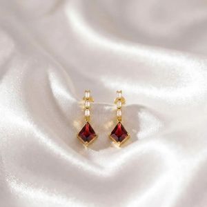Pendientes Colgantes de Granate Natural en Forma de Cometa con Detalles de Circonita Cúbica en Oro de 18K o Plata de Ley 925, Elegantes Gemas Rojas - Product Image 4