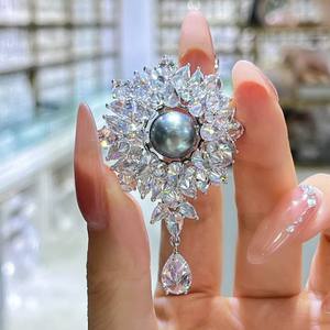 Broche de Perla Natural de Tahití con Forma de Flor, Elegancia Femenina y Noble - Product Image 1