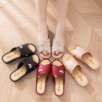 Sandales de plage d'été en PVC pour femmes, sandales antidérapantes imperméables à talon épais et fleur douce pour femmes et dames