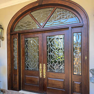 Villa Antique double portes d'entrée en <span class=keywords><strong>bois</strong></span> sculpté en noyer massif avec des lumières latérales en vitrail conçues portes d'entrée en verre - Product Image 2