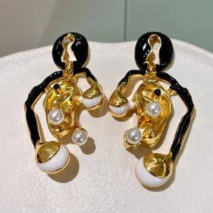 Pendientes con clip de perlas con forma de cara para mujer, redondos, blancos, de grado AA, de aleación de zinc, joyería para fiesta - Product Image 1