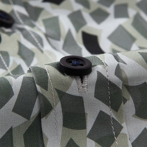 เสื้อเชิ้ตผู้ชายทรงทันสมัย กระดุมแถวเดียว สไตล์ลำลองสำหรับฤดูใบไม้ร่วง ผลิตจากผ้าฝ้ายป๊อปลิน 100% พิมพ์ลายดิจิทัล เป็นมิตรต่อสิ่งแวดล้อม ปกเสื้อแบบพับได้ - Product Image 6