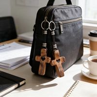 Llavero de madera con colgante de cruz de corazón, joyería, regalos cristianos, productos cristianos, recuerdos de bautismo, detalles de madera.