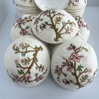Kippa en lin ivoire en gros avec broderie florale de cerisier sur toute la surface et doublure imprimée personnalisée – Kippot juifes Yarmulke Judaica