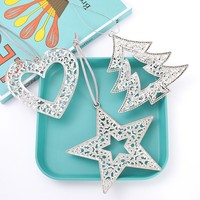 Decoraciones navideñas: árbol de Navidad calado en forma de corazón, decoraciones para escaparates y pequeños adornos de estrellas de cinco puntas.