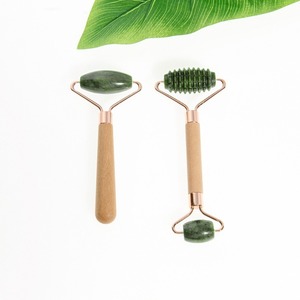 Rouleau facial à manche en bois portable pour femmes avec rail de massage unique vert foncé pour un usage domestique et un salon de beauté de bain de vacances - Product Image 4