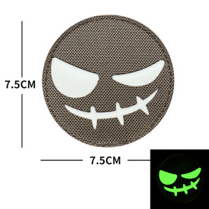 Distintivo Tattico IR Personalizzato Sinister Smirk con Patch a Strappo per Corsa Notturna e Ciclismo - Product Image 4