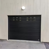 Porte à enroulement en aluminium peu encombrante, design minimaliste pour supermarché, aspect façade soigné pour bâtiment commercial moderne